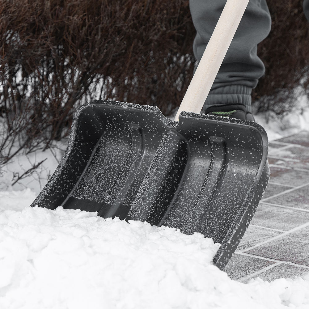 Лопата для уборки снега пластиковая, 380х385х1420 мм, оцинк. планка, деревянный черенок (6157453)