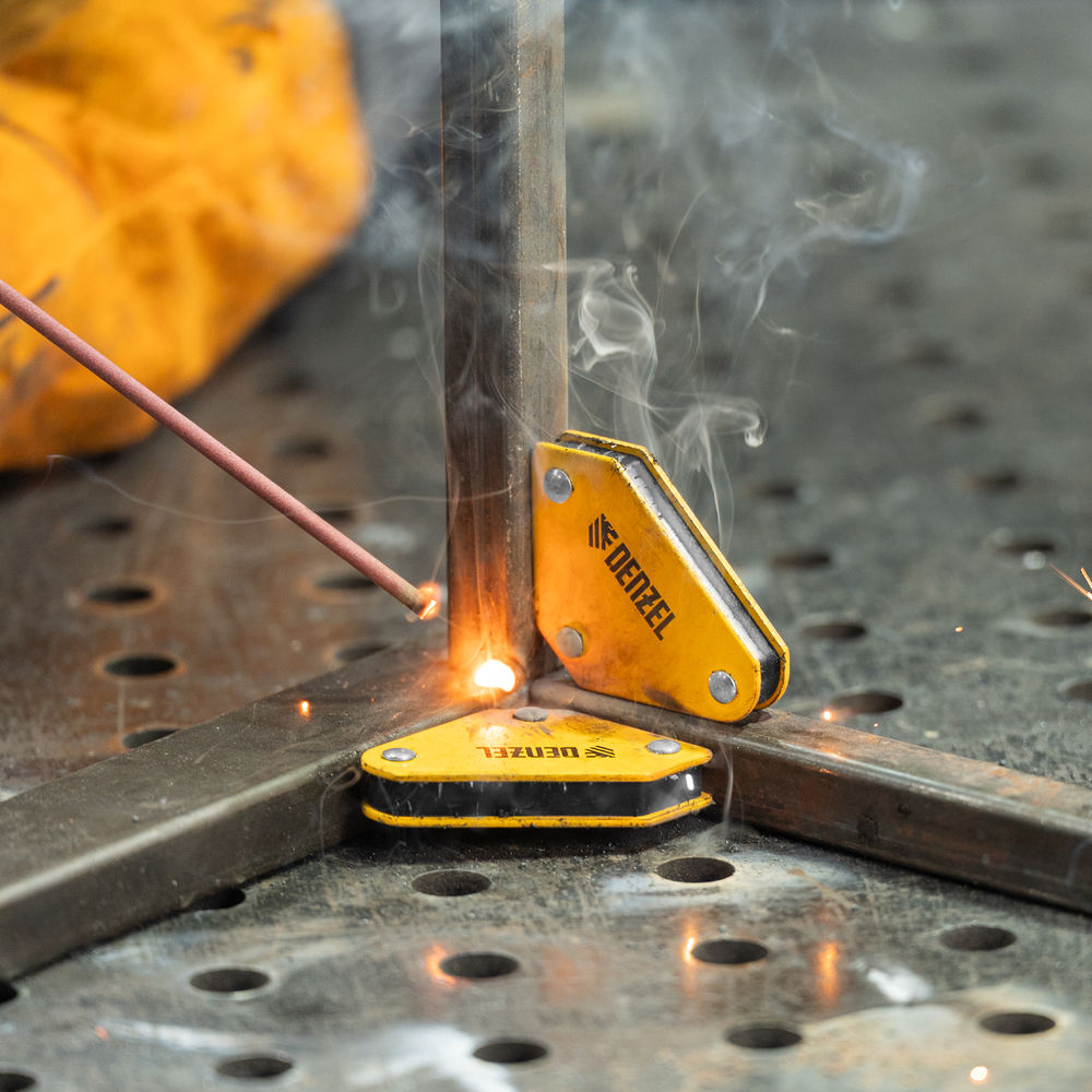 Набор из 2 магнитных сварочных фиксаторов и магнитной клеммы масса Denzel (97557)