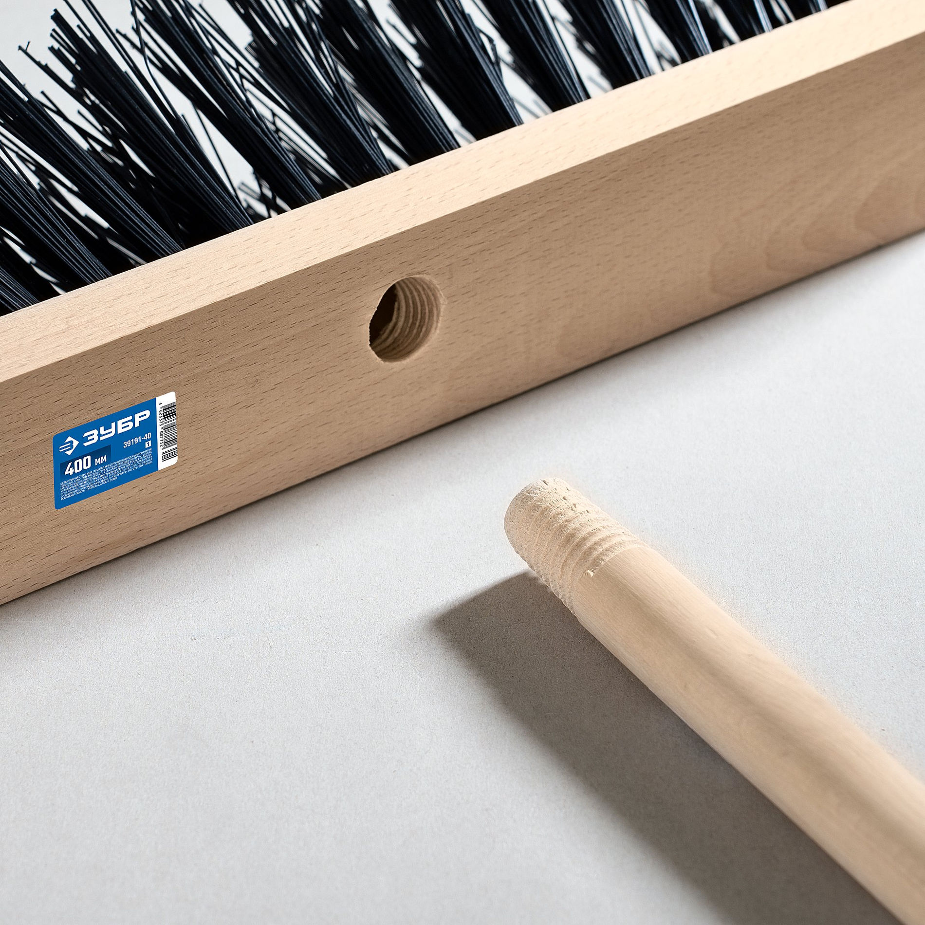 ЗУБР ДОКА буковая колодка 40см, шлифованный буковый черенок 140см (d25мм), щетина 85мм, 5-рядная, уличная щётка с черенком (39191-40_z01)