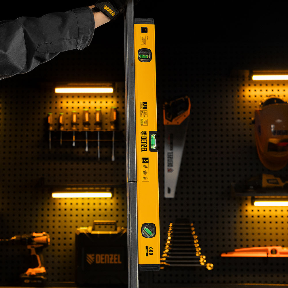 Уровень алюминиевый, магнит, фрезерованный, 3 глазка (1 зеркал.) 0,5 мм/м, 600 мм Denzel (33691)