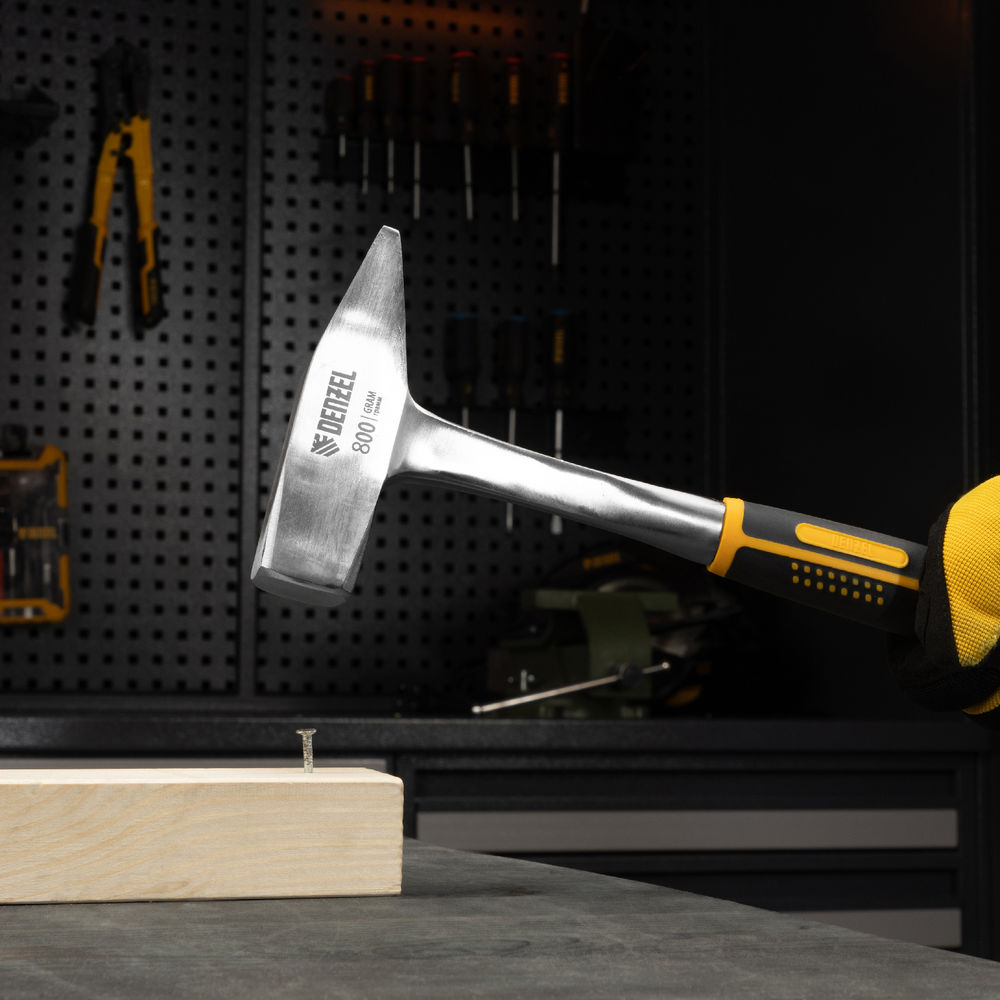 Молоток слесарный 800 г, цельнометаллический, двухкомпонентная рукоятка Denzel (10405)