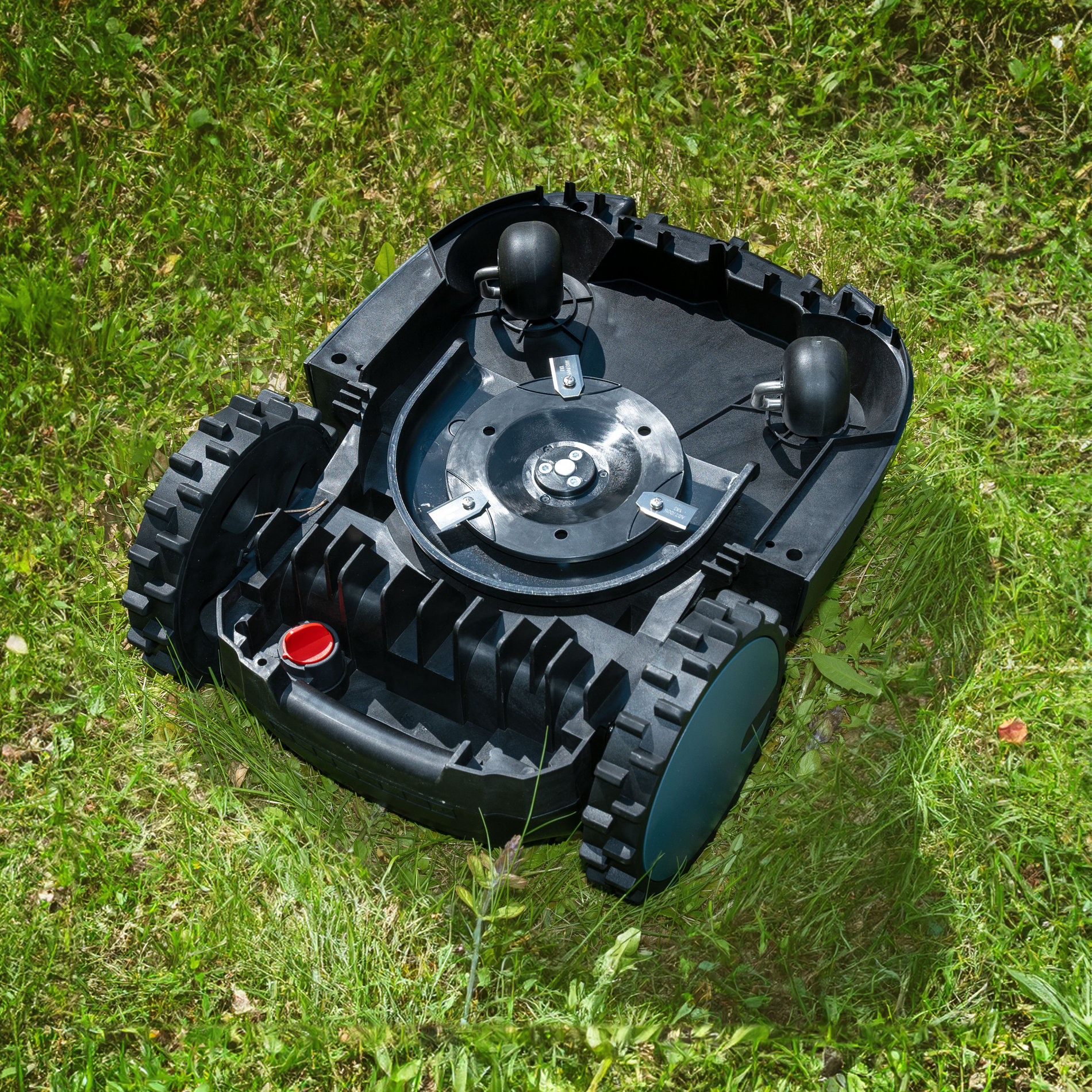 Робот газонокосилка, 18 см, встроенный аккумулятор 2,5 Ач, Зарядная станция. X2 20В