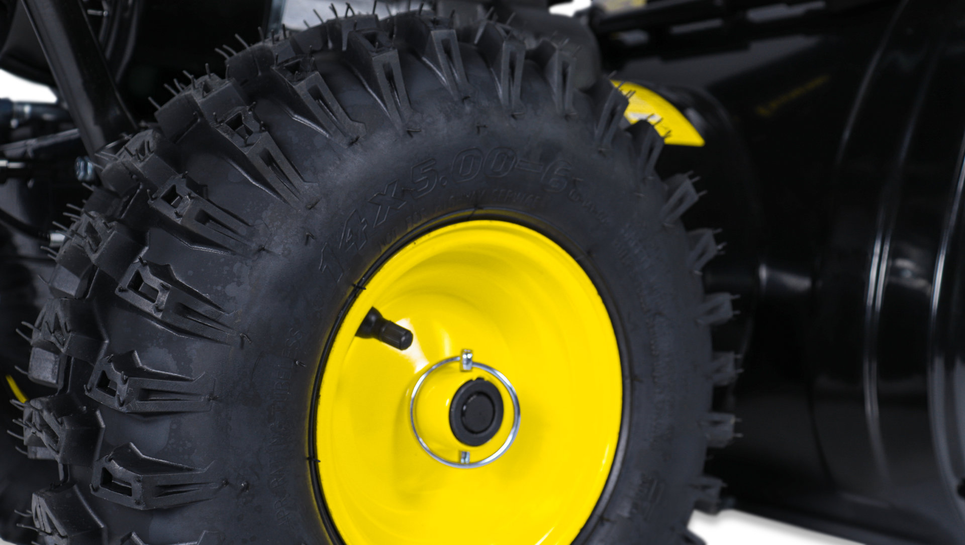 Снегоотбрасыватель CHAMPION ST761BS (6,5лсB&S950 61см6F/2Rколеса3л78,5кг эл.стартер,фара,обогрев) (ST761BS)