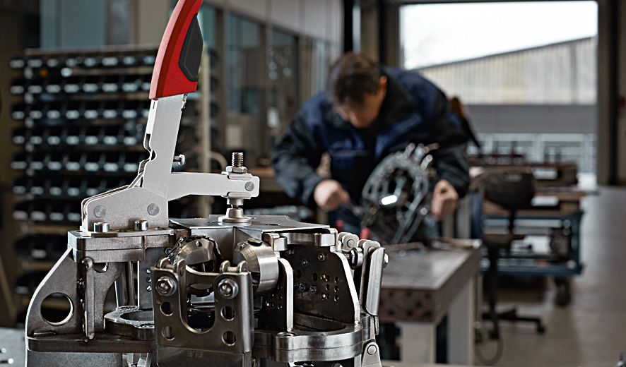 Зажим вертикальный с коленчатым рычагом 2.5 кН, с открытым плечом и горизонтальным основанием 40 STC-VH50 BE-STC-VH50