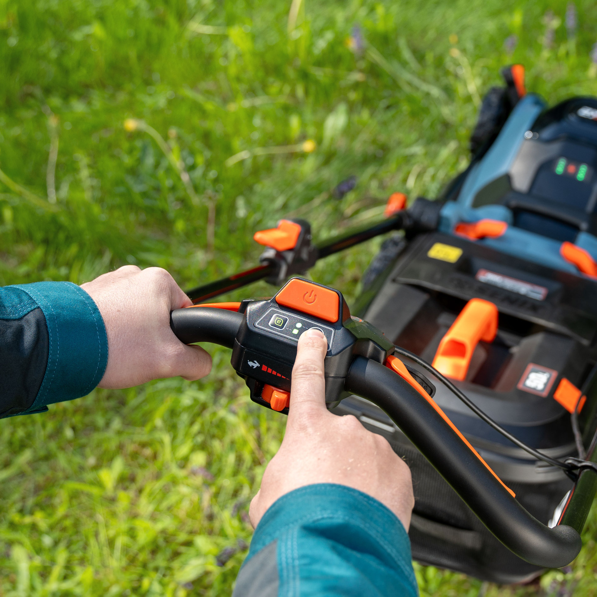 Газонокосилка самоходная аккумуляторная, 43 см, 2 аккумулятора 5Ач, двухпортовое ЗУ 2X2 40В