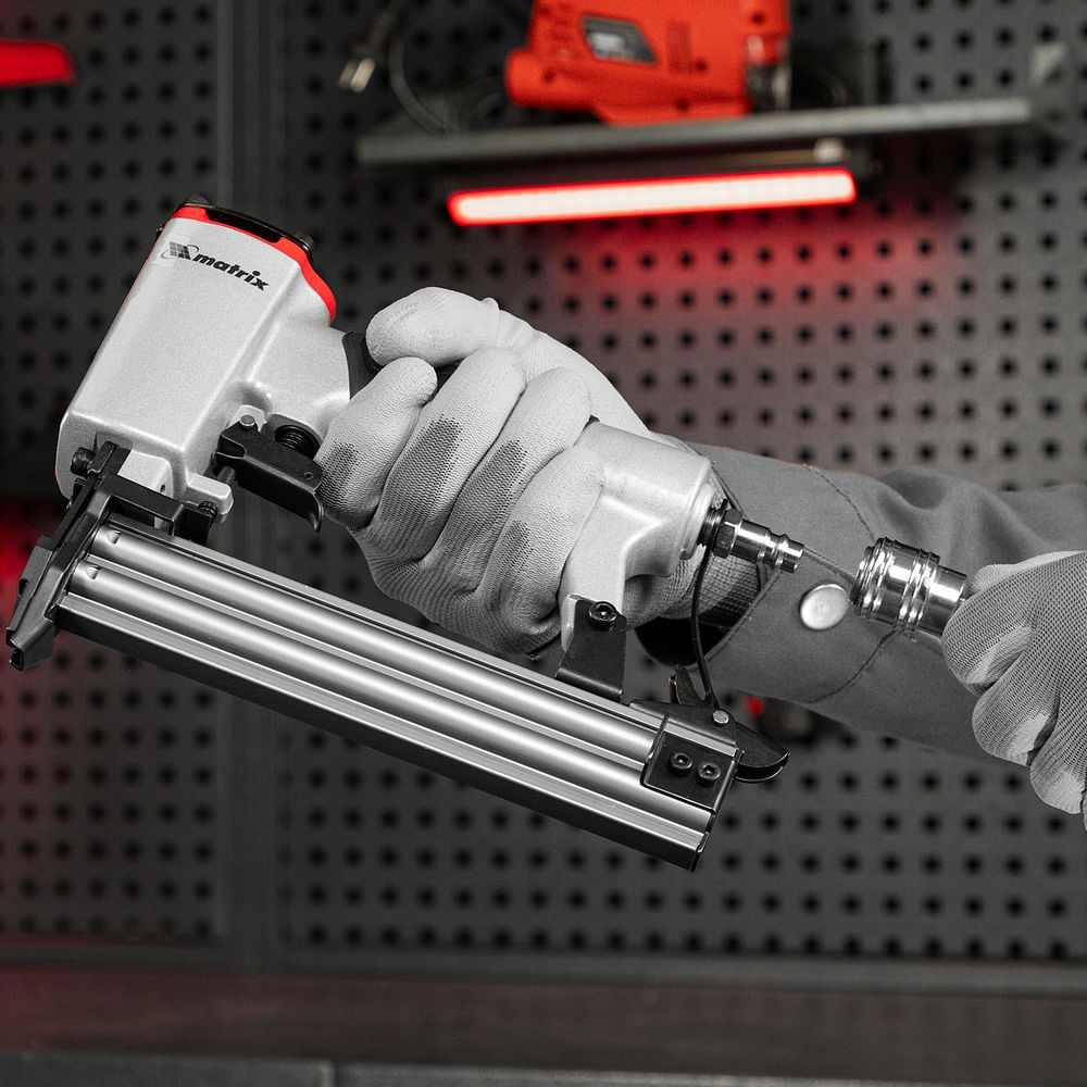 Нейлер пневматический для гвоздей от 10 до 32 мм Matrix (57405)