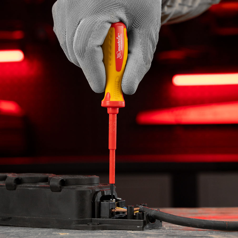 Отвертка Insulated, SL3 x 80 мм, CrMo, до 1000 В, двухкомпонентная рукоятка Matrix Professional