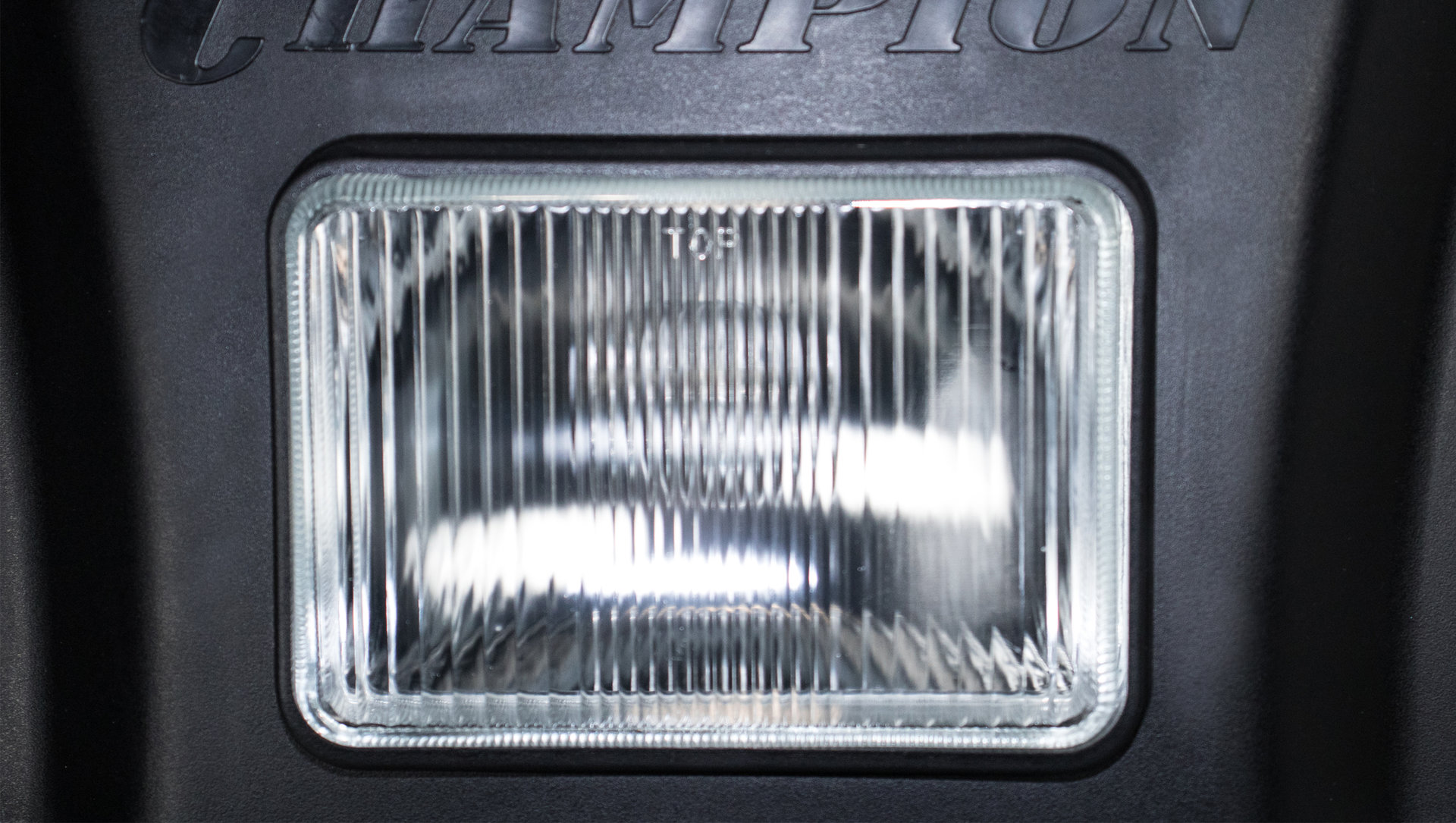 Снегоотбрасыватель CHAMPION ST762E (6,5лс 61см 6F/2R колеса 3,6л 80кг эл.стартер, фара) (ST762E)