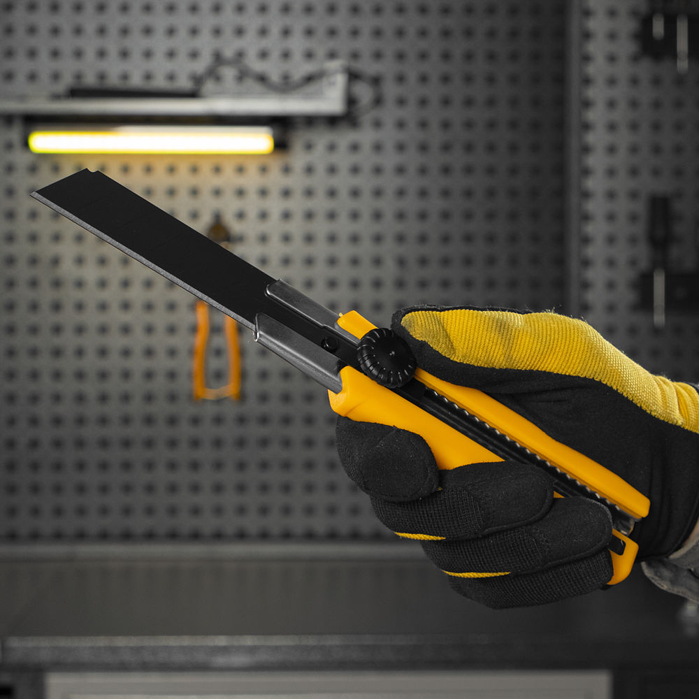 Нож, 25 мм, сменное лезвие, SK4, корпус из TPR, метал. направляющая, винтовой фиксатор Denzel (78945)