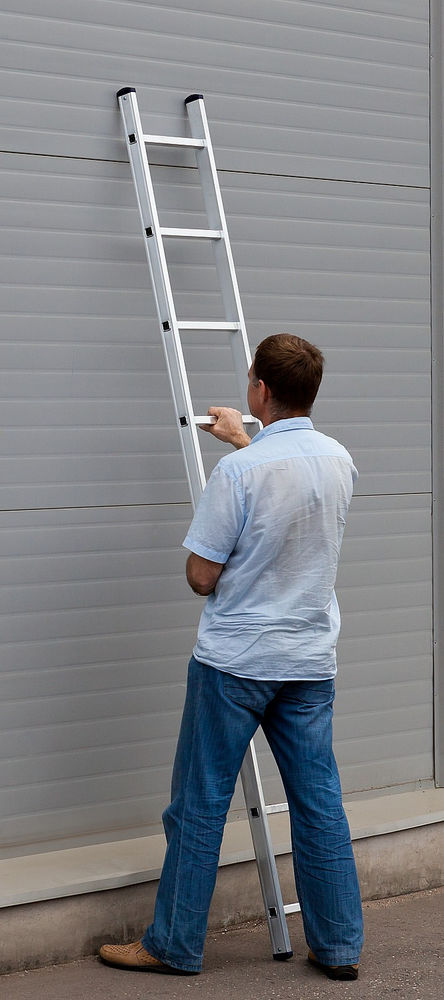 Алюминиевая приставная лестница односекционная 9 ступеней высота 251 см СИБИН 38834-09