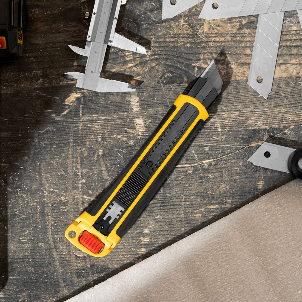 Нож, 25 мм, сменное лезвие, SK4, корпус из ABS + TPR, торцевой зажим Denzel (78908)