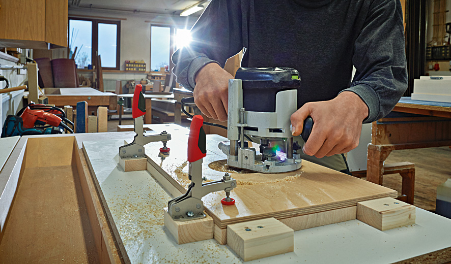 Зажим вертикальный с коленчатым рычагом 2.5 кН, с открытым плечом и горизонтальным основанием 40 STC-VH50 BE-STC-VH50