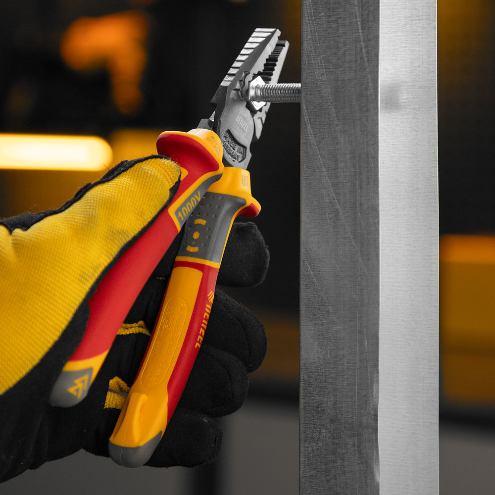 Плоскогубцы комбинированные, диэлектрические трехкомпонентные рукоятки до 1000 В, 180 мм Denzel (17086)