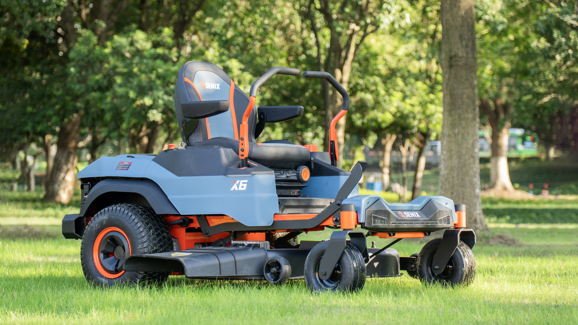 Райдер газонокосилка ZTR аккумуляторная ZTRX6-M-EU, 107см, с 4 АКБ 12Ач и зу 1600Вт, SENIX