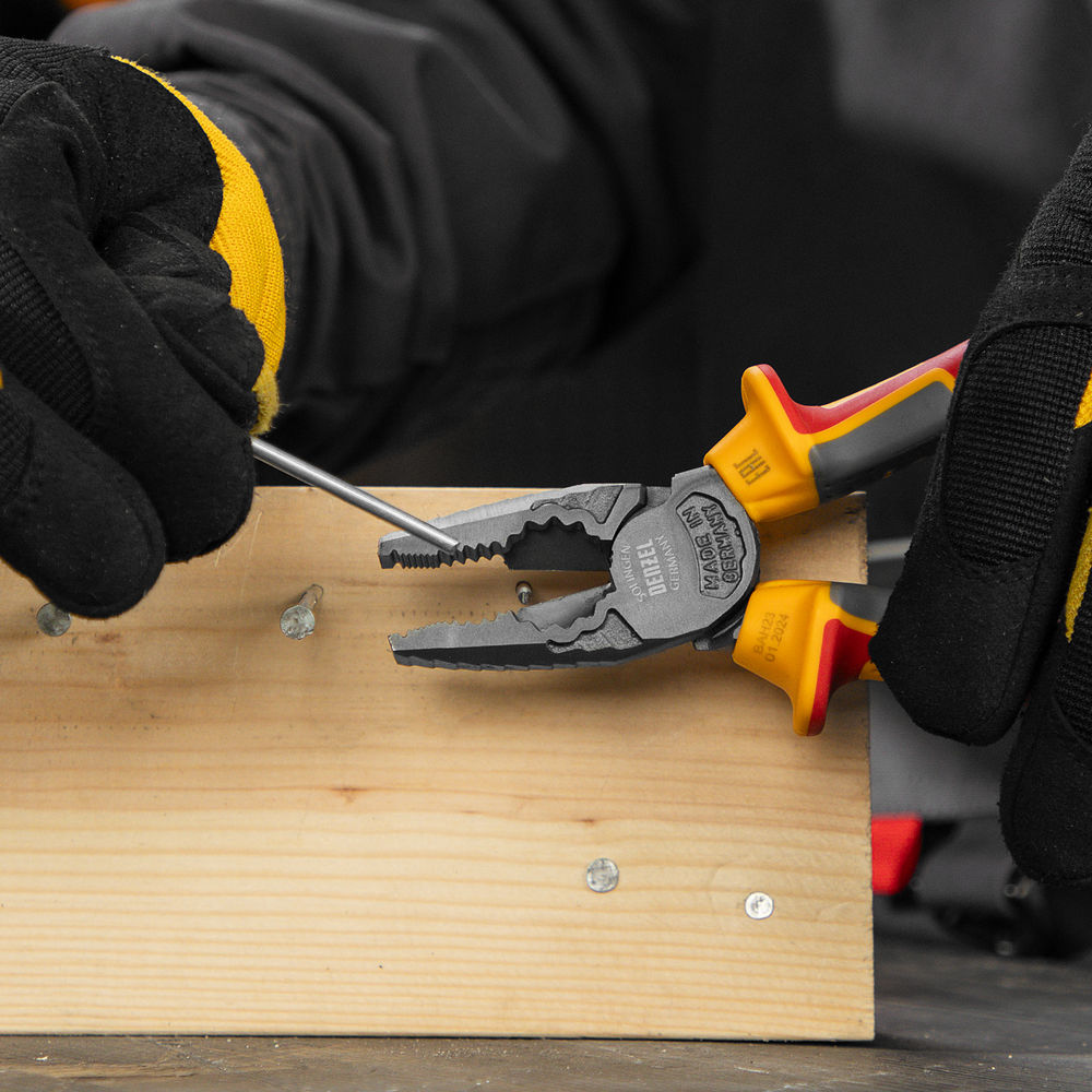 Плоскогубцы комбинированные, диэлектрические трехкомпонентные рукоятки до 1000 В, 180 мм Denzel (17086)