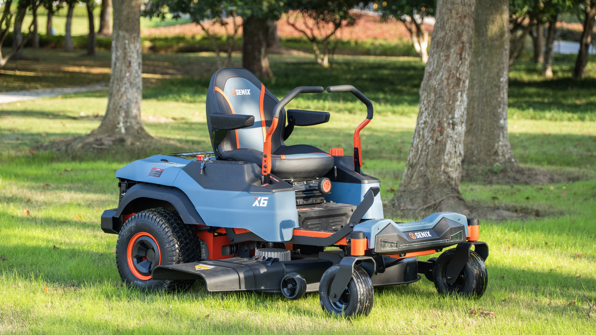 Райдер газонокосилка ZTR аккумуляторная ZTRX6-M-EU, 107см, с 4 АКБ 12Ач и зу 1600Вт, SENIX