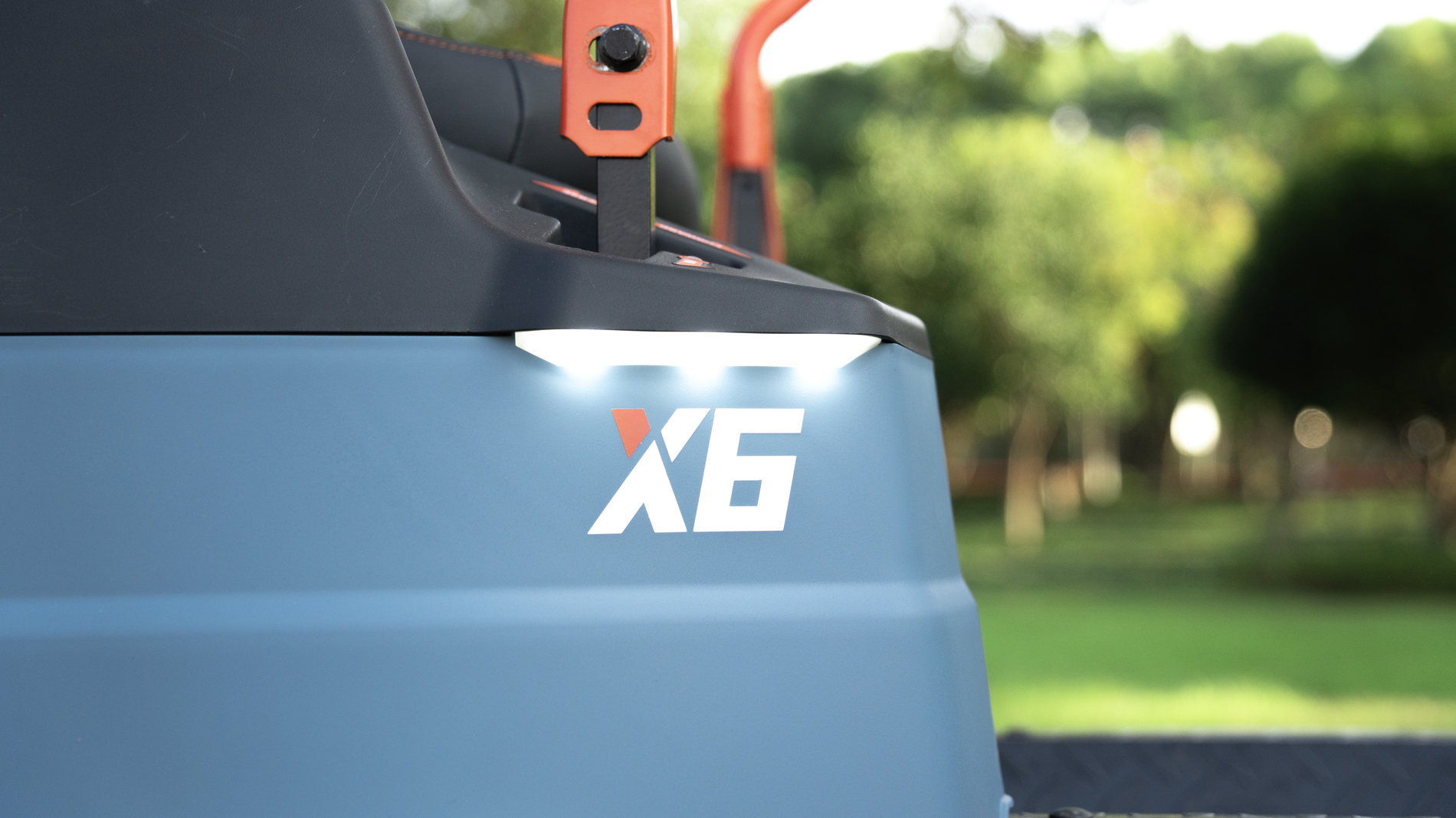 Райдер газонокосилка ZTR аккумуляторная ZTRX6-M-EU, 107см, с 4 АКБ 12Ач и зу 1600Вт, SENIX