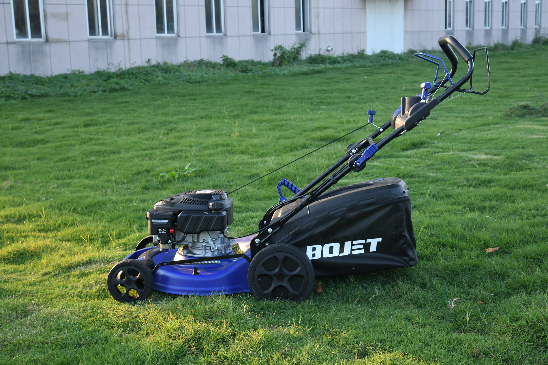 Газонокосилка бензиновая самоходная 2,8 кВт 171 см? 51 см