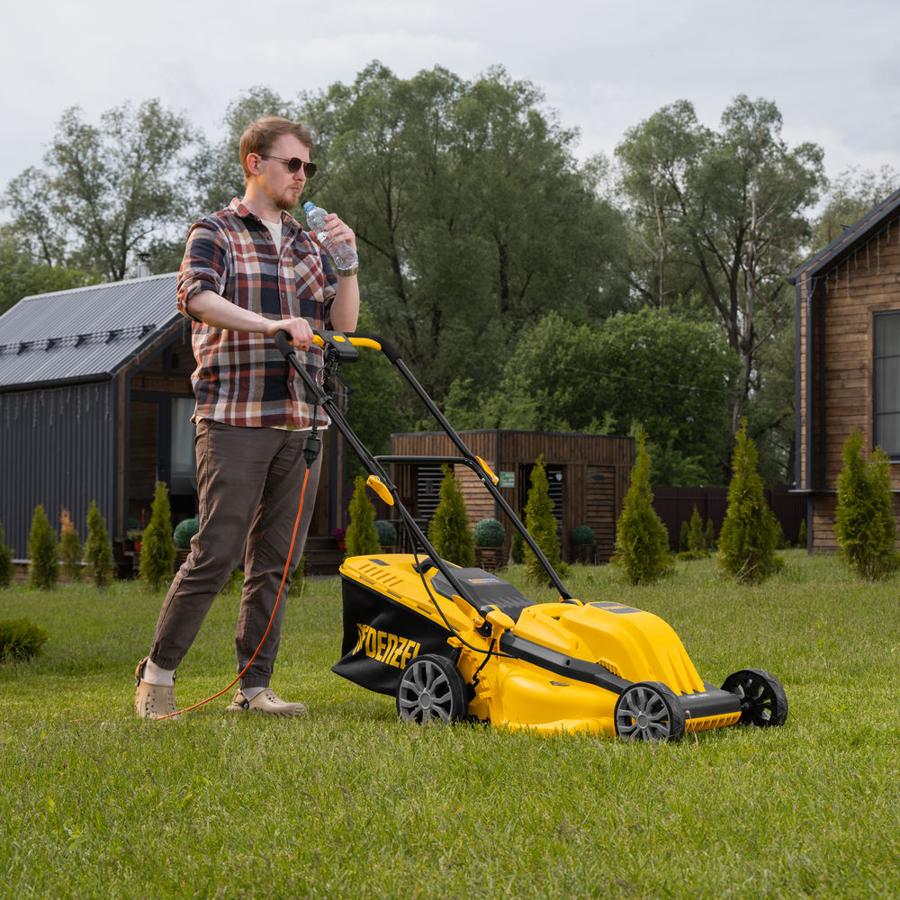 Газонокосилка электрическая GMC-2000, шир. 44см, 2000 Вт, 6 уров., травосб. 45 л Denzel (96630)