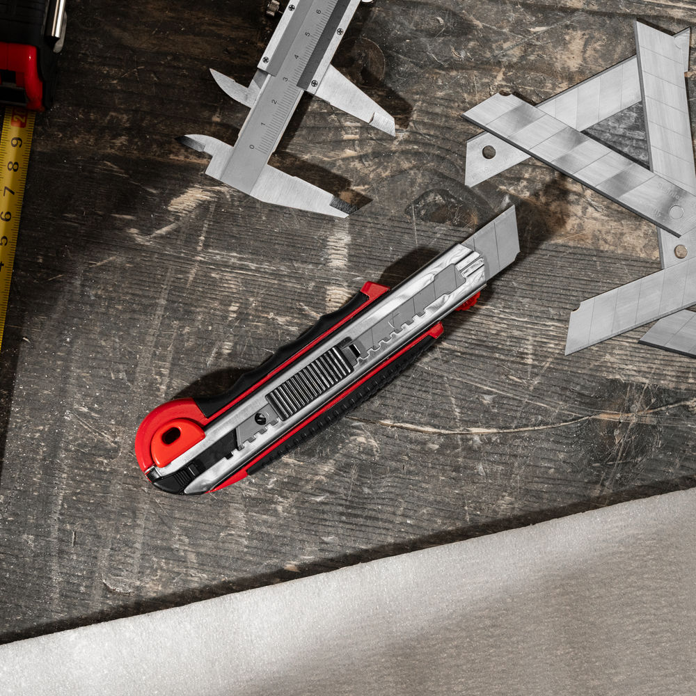 Нож, 18 мм, выдвижное лезвие, металлическая направляющая, обрезиненная ручка, 5 лезвий Matrix (78921)