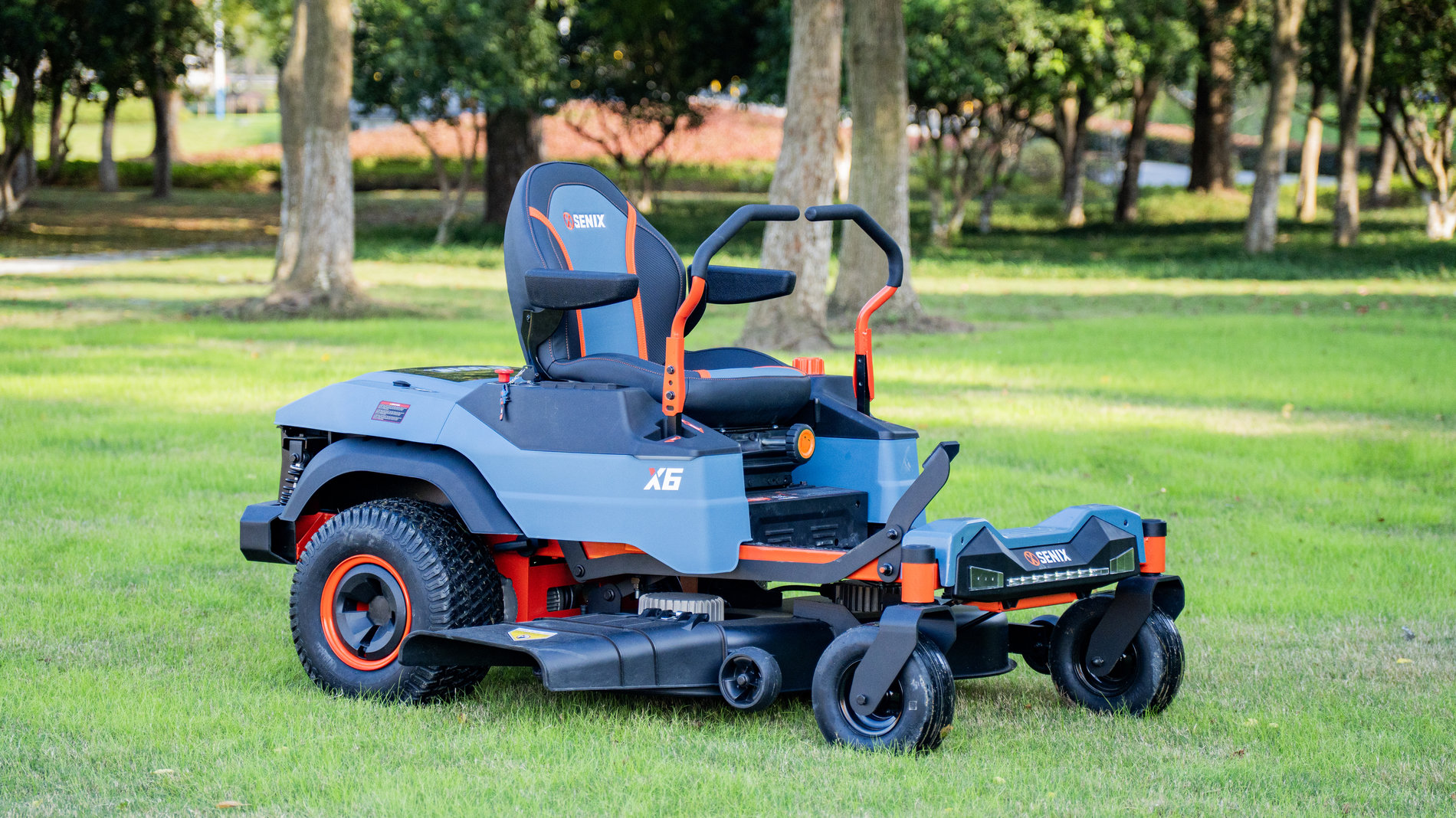 Райдер газонокосилка ZTR аккумуляторная ZTRX6-M-EU, 107см, с 4 АКБ 12Ач и зу 1600Вт, SENIX