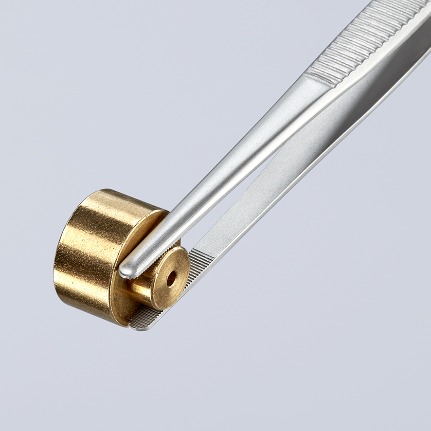 Пинцет захватный прецизионный, закруглённые зазубренные губки 2 мм, пружинная сталь, хром, 120 мм (KN-926443)