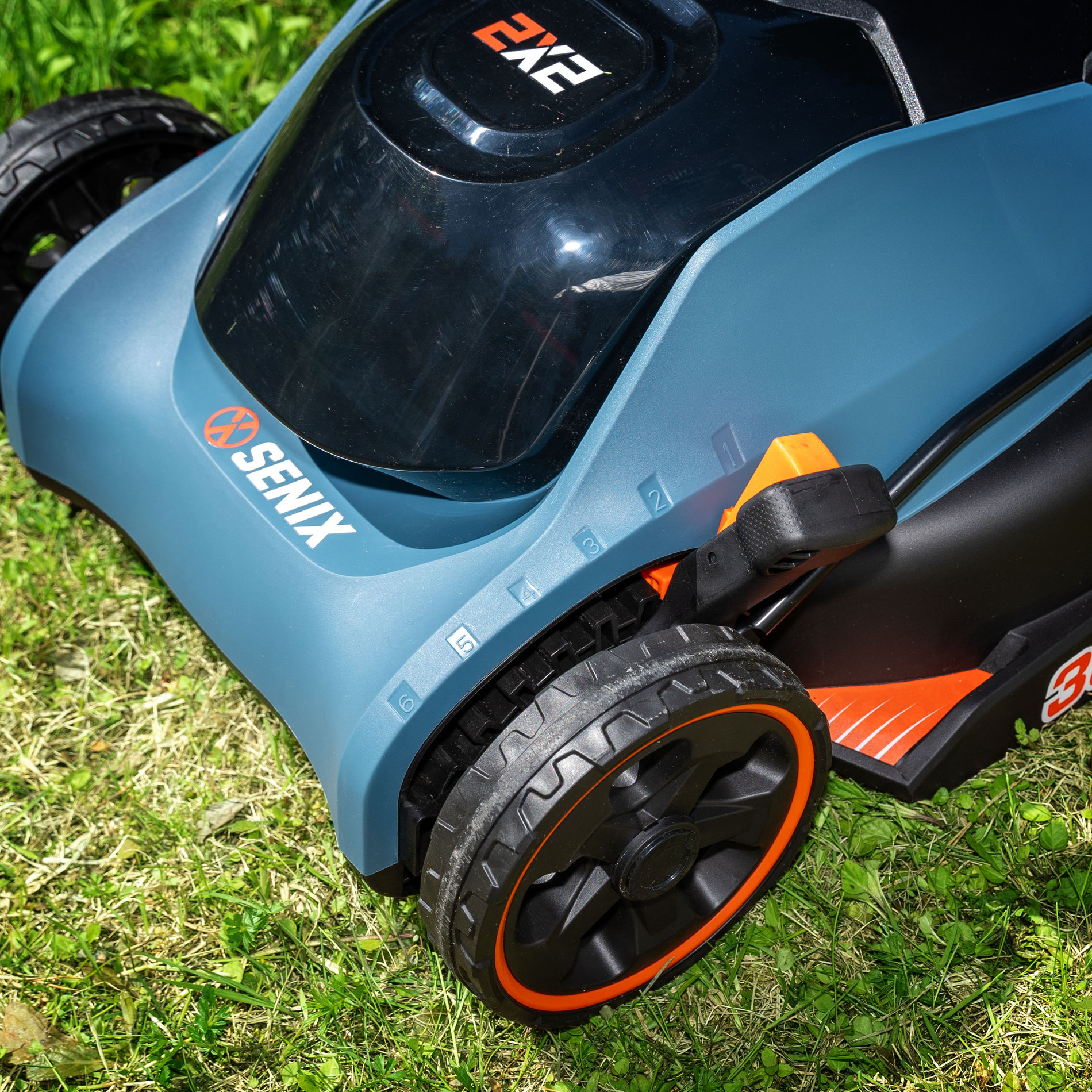 Газонокосилка аккумуляторная, 38 см, 2 аккумулятора 4Ач, двухпортовое ЗУ 2X2 40В