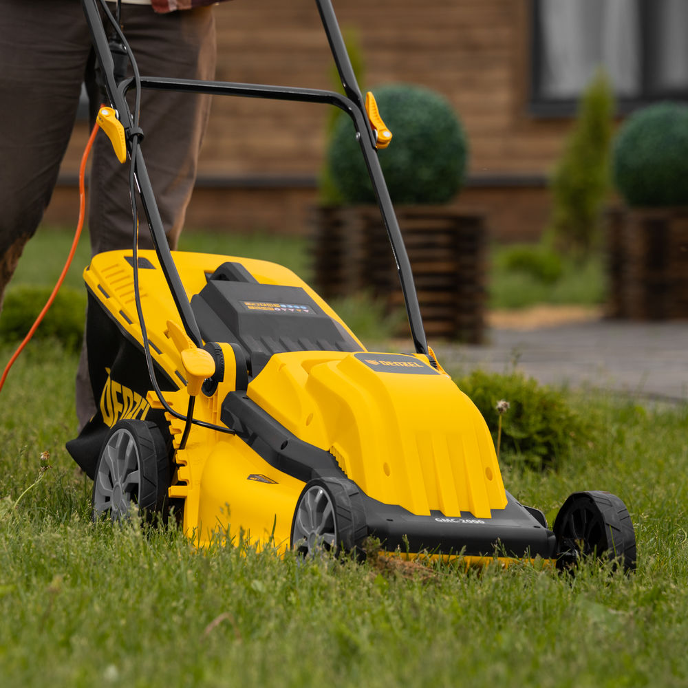 Газонокосилка электрическая GMC-2000, шир. 44см, 2000 Вт, 6 уров., травосб. 45 л Denzel (96630)