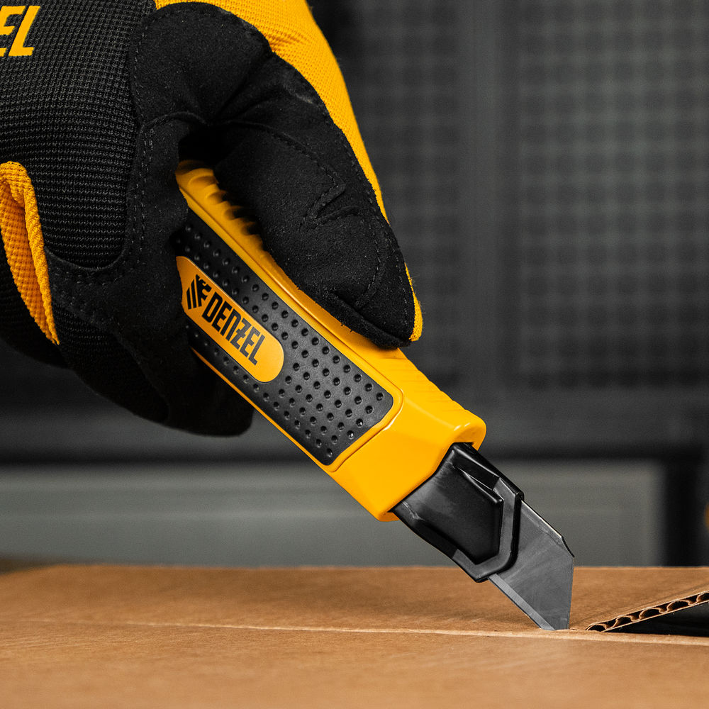 Нож, 18 мм, сменное лезвие, SK4, корпус из цинкового сплава + TPR, торцевой зажим Denzel (78904)