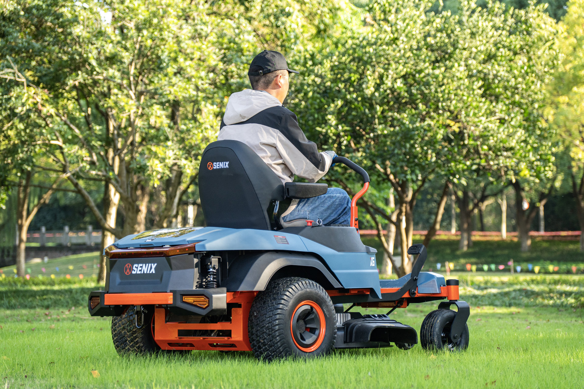 Райдер газонокосилка ZTR аккумуляторная ZTRX6-M-EU, 107см, с 4 АКБ 12Ач и зу 1600Вт, SENIX