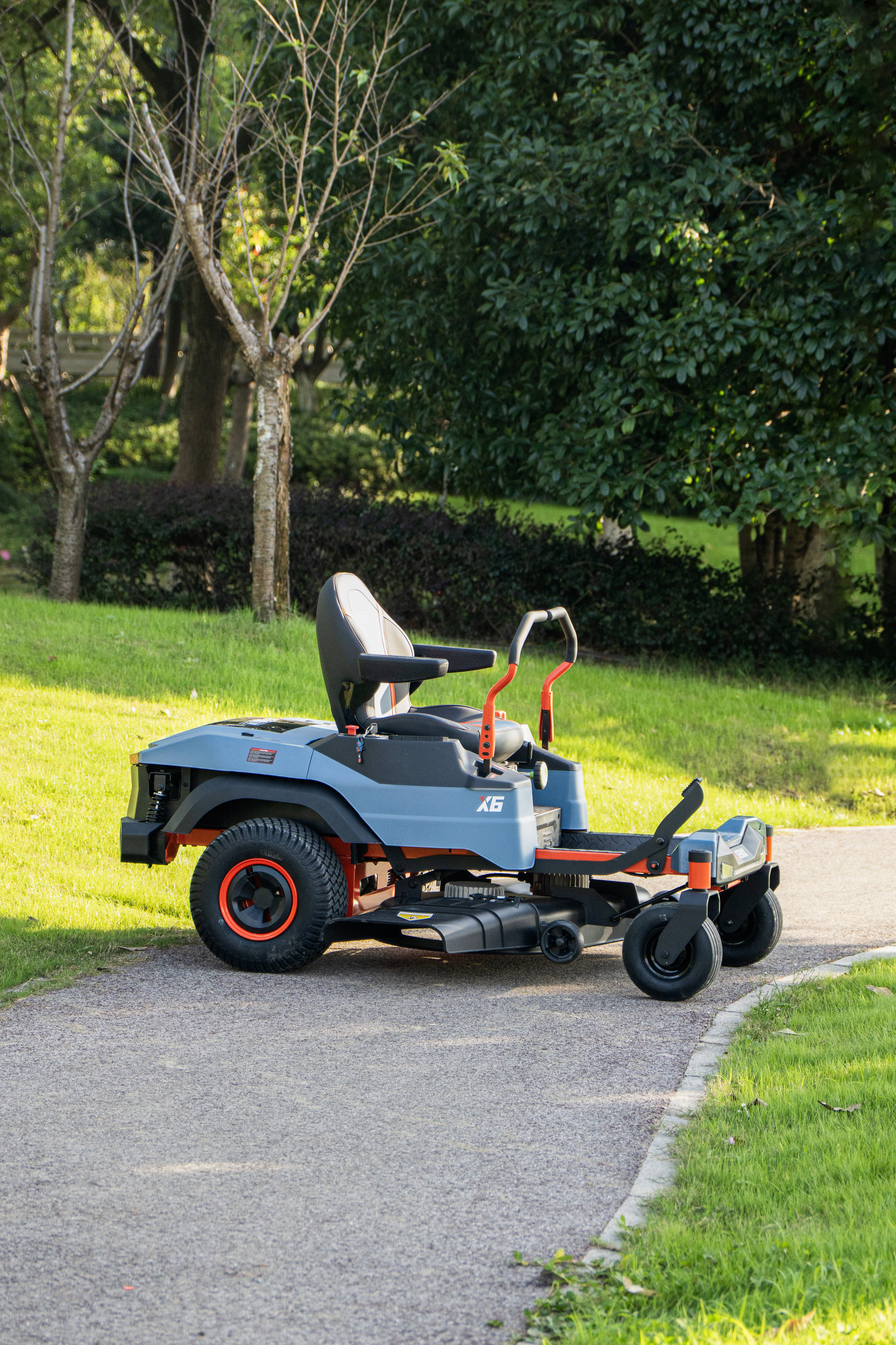 Райдер газонокосилка ZTR аккумуляторная ZTRX6-M-EU, 107см, с 4 АКБ 12Ач и зу 1600Вт, SENIX