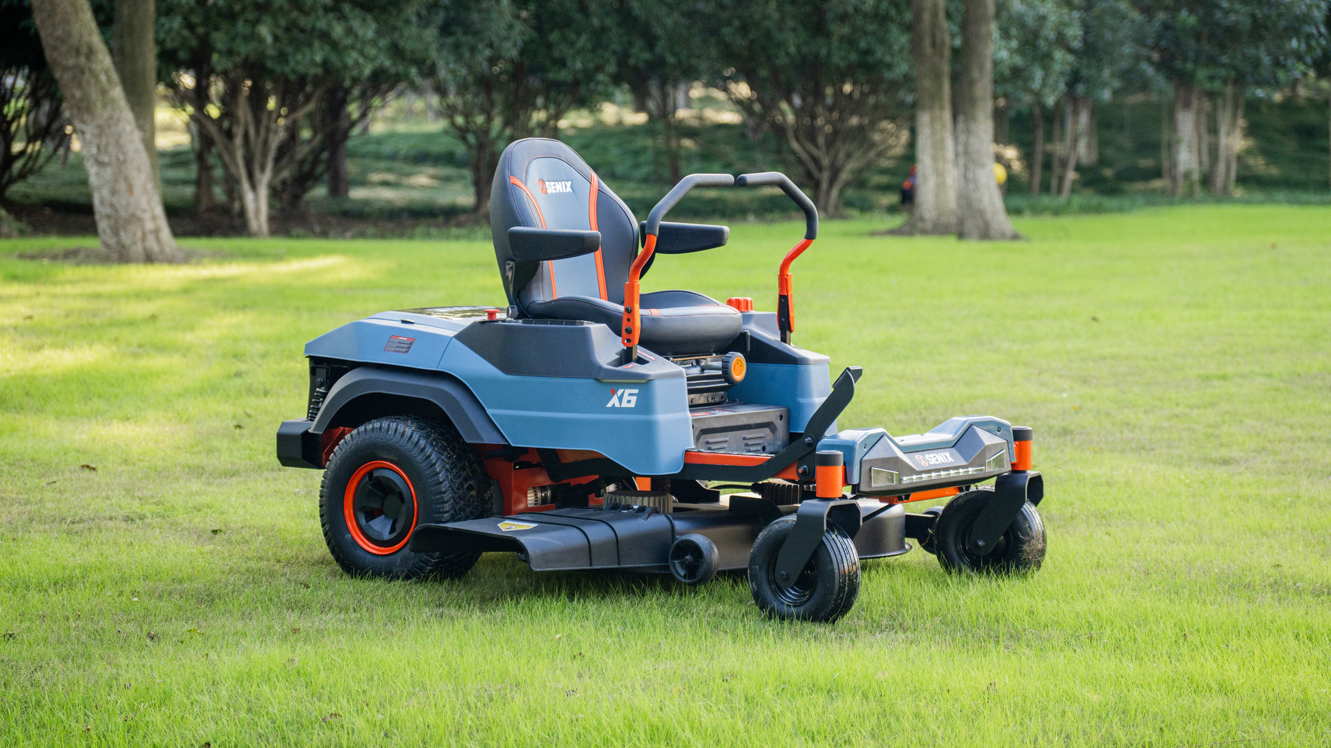 Райдер газонокосилка ZTR аккумуляторная ZTRX6-M-EU, 107см, с 4 АКБ 12Ач и зу 1600Вт, SENIX