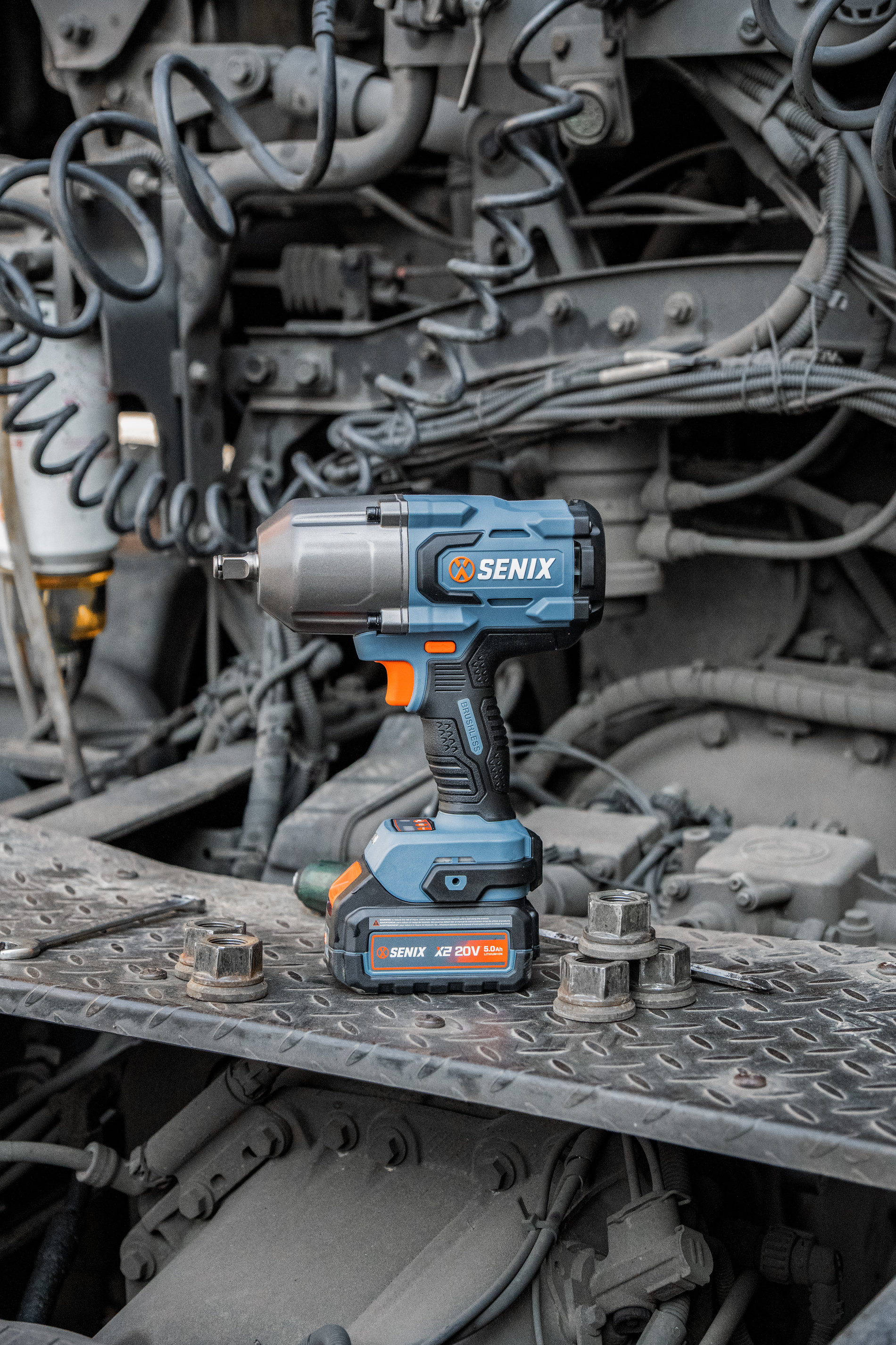 Импульсный гайковерт 1/2, 1350 Нм, акб 8Ач, зу 6А X2 20В