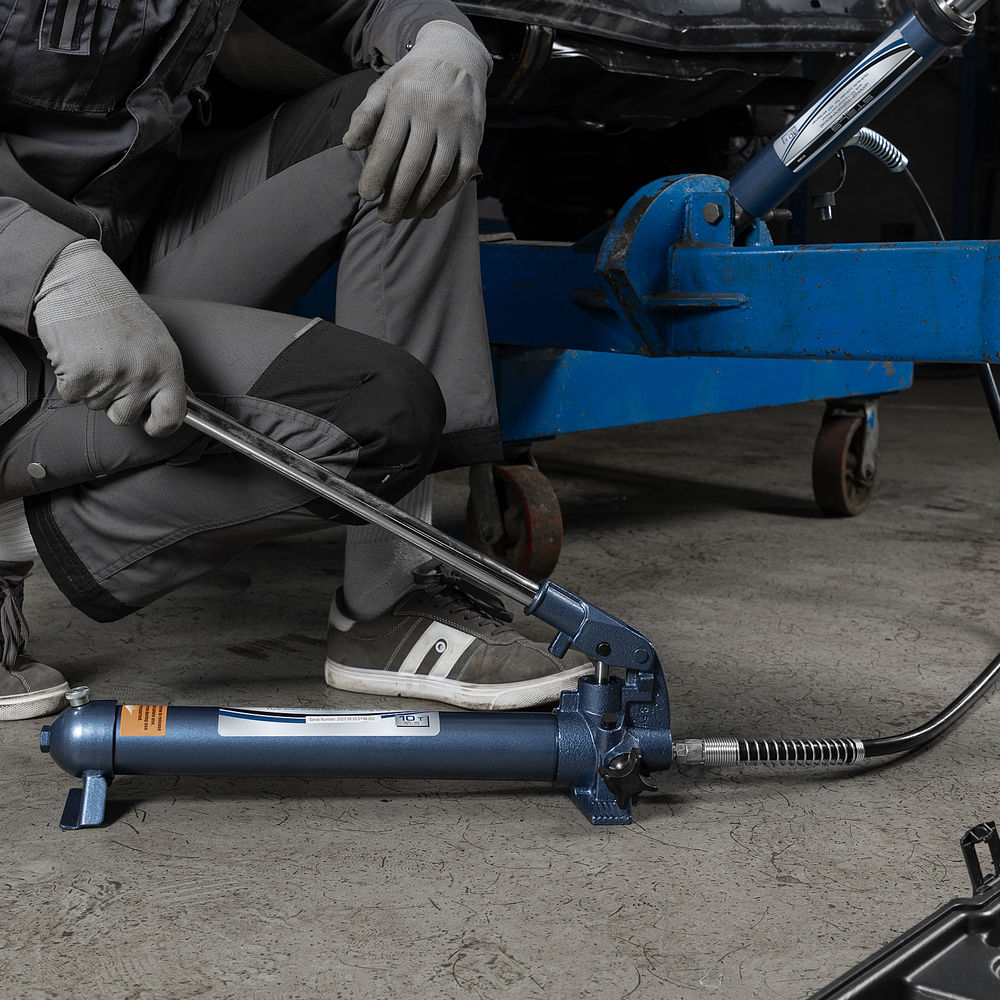 Растяжка гидравлическая, 10 т, набор из 17 предметов, 7 сменных насадок, в пластиковом кейсе на колесах Stels (51356)