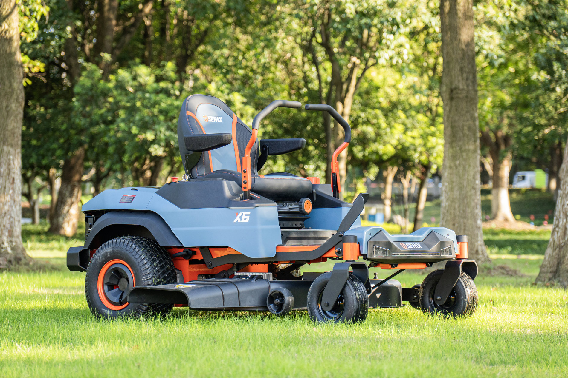 Райдер газонокосилка ZTR аккумуляторная ZTRX6-M-EU, 107см, с 4 АКБ 12Ач и зу 1600Вт, SENIX