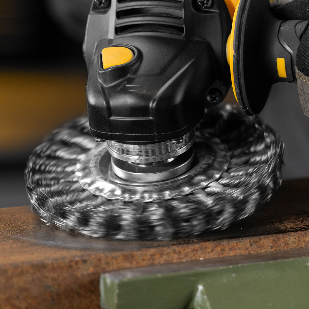 Щетка для УШМ, 125 мм, Плоская, крученая нержавеющая проволока 0.5 мм, посадка 22.2 мм Denzel (746323)