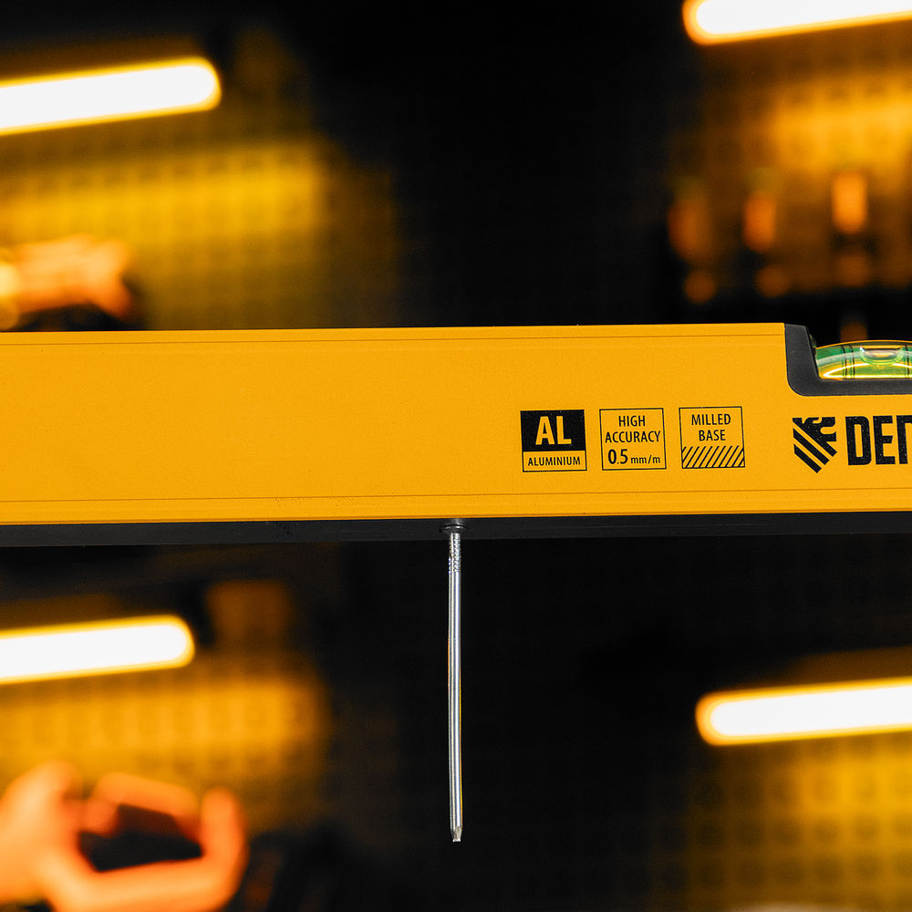 Уровень алюминиевый, магнит, фрезерованный, 3 глазка (1 зеркал.) 0,5 мм/м, 800 мм Denzel (33692)