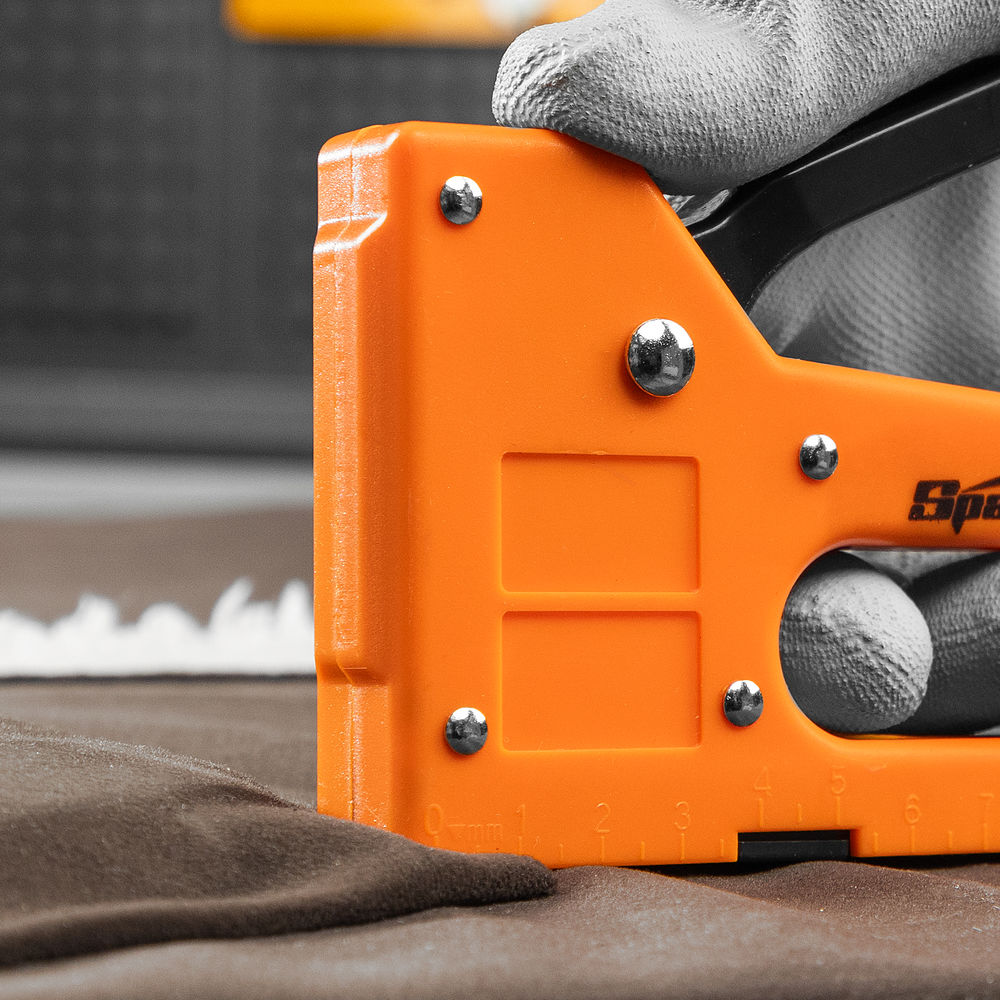 Степлер мебельный пластиковый, со скобами 100 шт, тип скобы 53, 4-8 мм Sparta (42001)