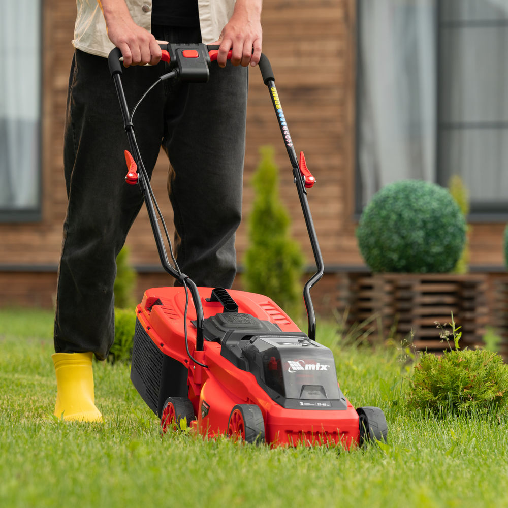 Газонокосилка аккумуляторная бесщеточная CLM-320, 320 мм, травосб. 30 л, Li-Ion, 20 В MTX (58901)
