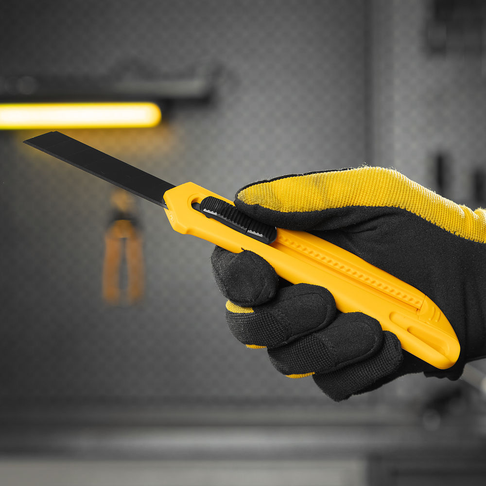 Нож, 18 мм, сменное лезвие, SK4, облегченный корпус, нажимной фиксатор Denzel (78941)