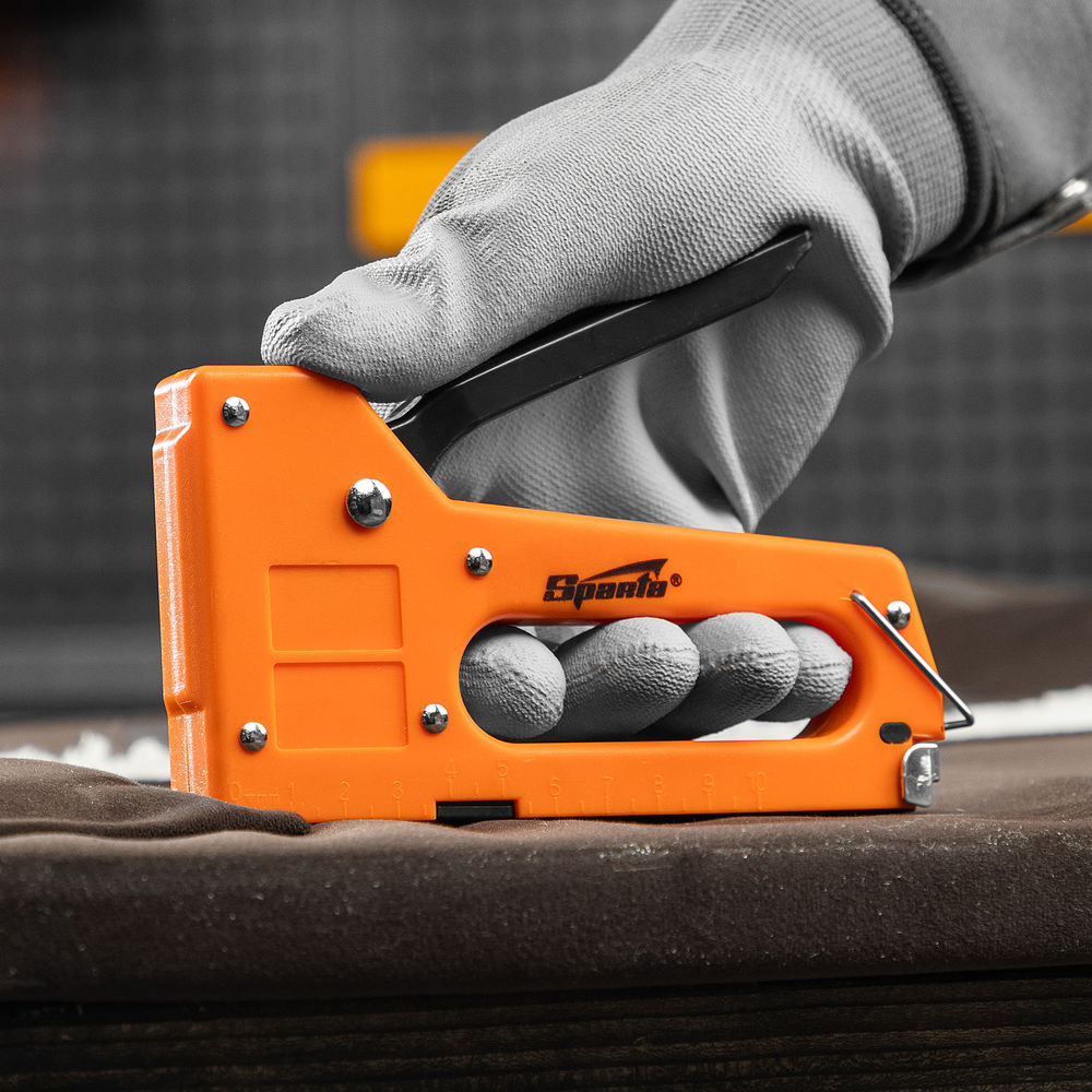 Степлер мебельный пластиковый, со скобами 100 шт, тип скобы 53, 4-8 мм Sparta (42001)