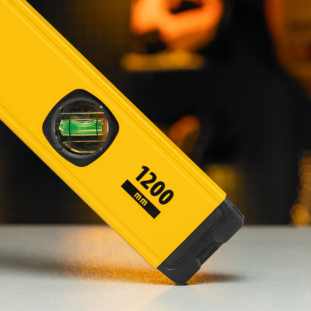 Уровень алюминиевый, магнит, фрезерованный, 3 глазка (1 зеркал.) 0,5 мм/м, 1200 мм Denzel (33694)