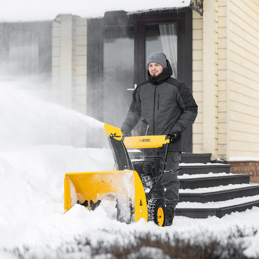Бензиновая снегоуборочная машина SBM 610, 212 cc, ручной старт, фара Denzel (97653)
