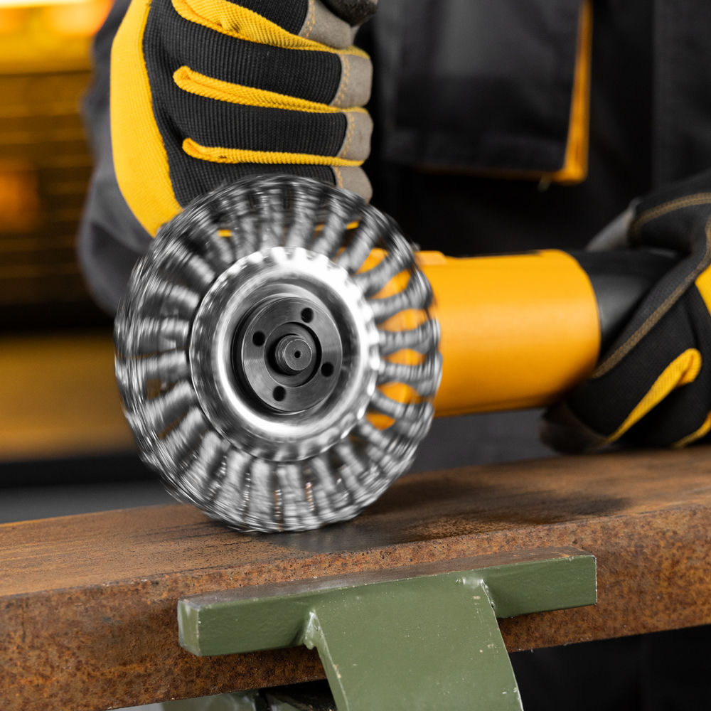 Щетка для УШМ, 125 мм, Плоская, крученая нержавеющая проволока 0.5 мм, посадка 22.2 мм Denzel (746323)