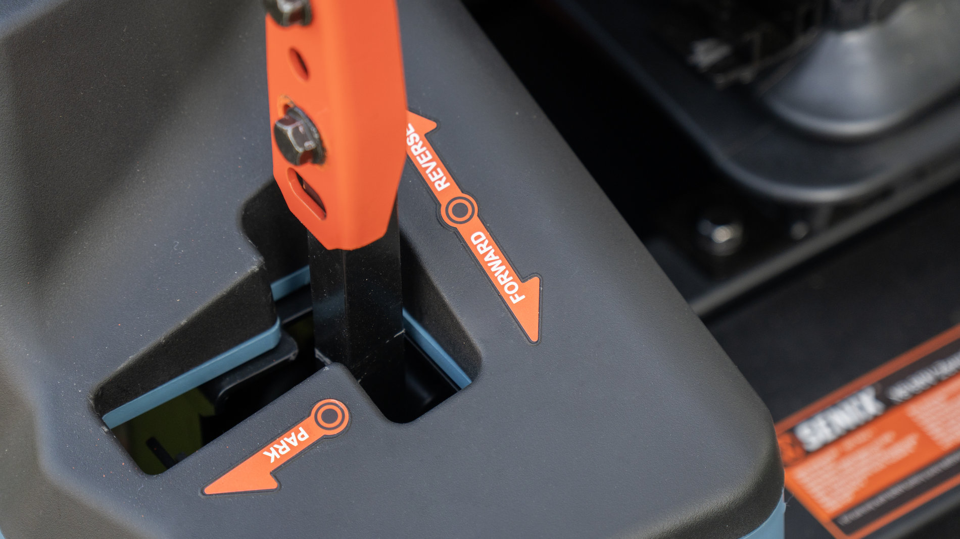 Райдер газонокосилка ZTR аккумуляторная ZTRX6-M-EU, 107см, с 4 АКБ 12Ач и зу 1600Вт, SENIX