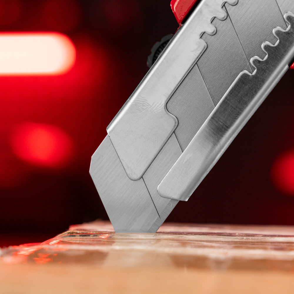 Нож, 25 мм, выдвижное лезвие, усиленная металлическая направляющая, металлическая обрезиненная рукоятка Matrix (78959)