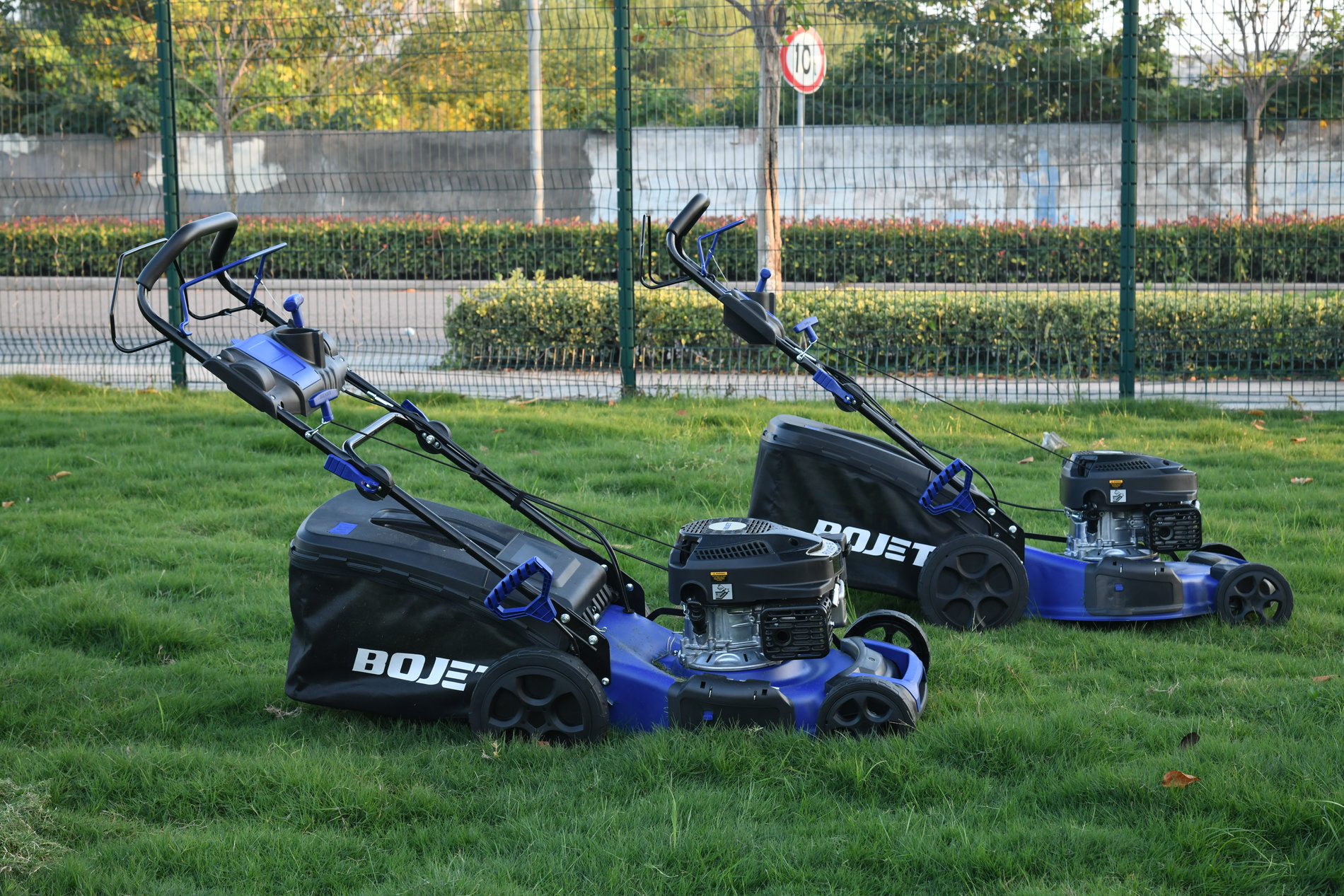 Газонокосилка бензиновая самоходная 2,5 кВт 149 см? 46 см