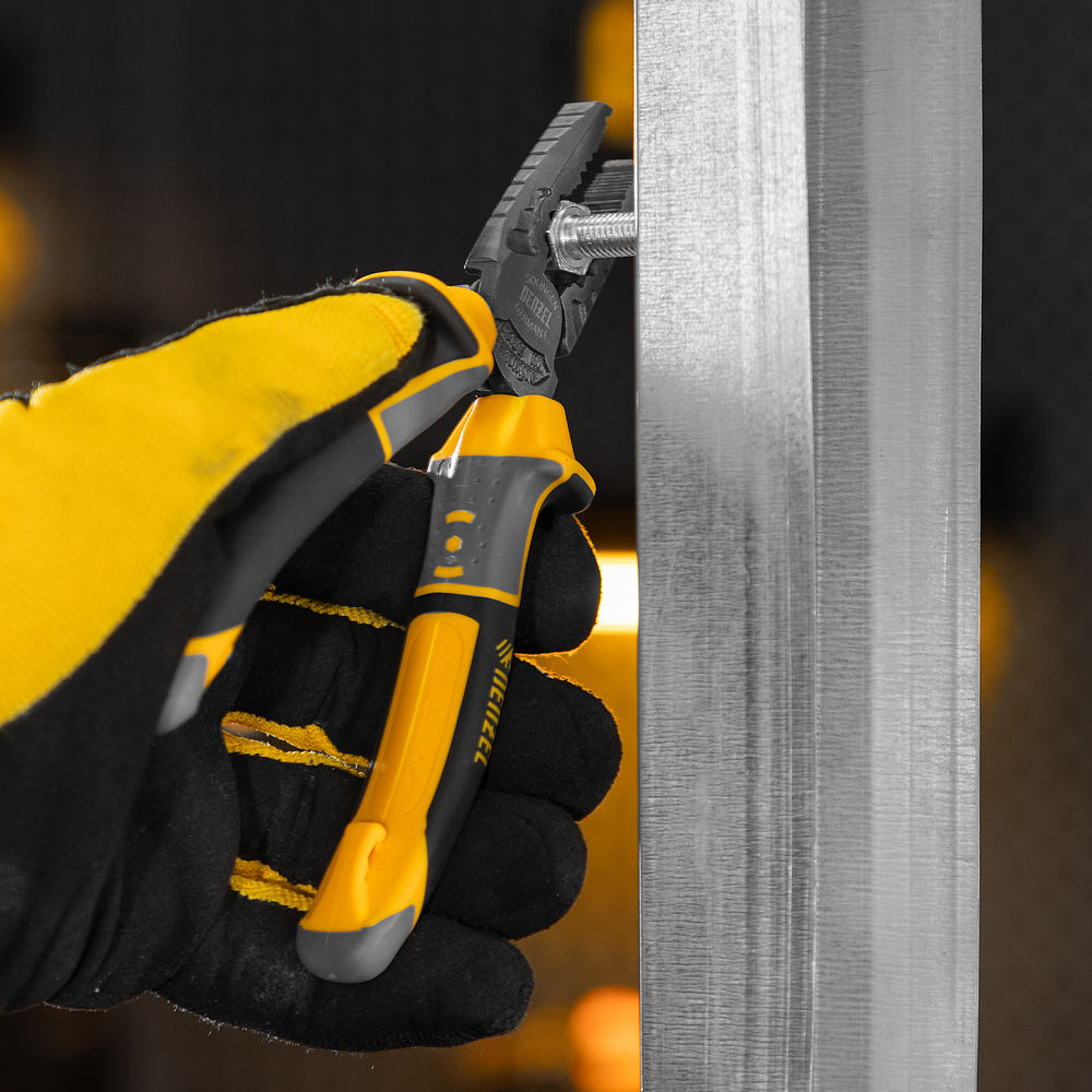 Плоскогубцы комбинированные 165 мм, трехкомпонентные рукоятки Denzel (17080)