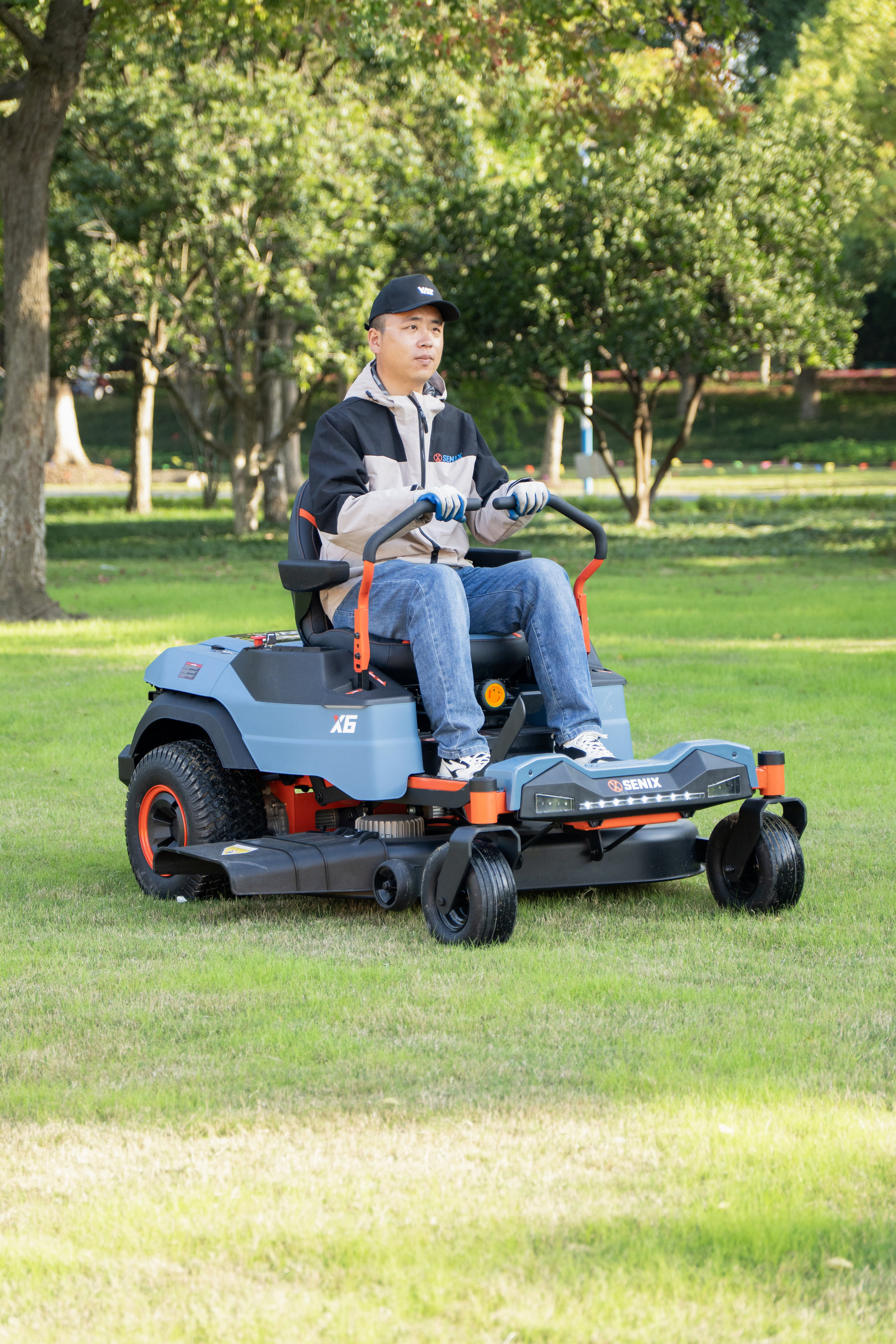 Райдер газонокосилка ZTR аккумуляторная ZTRX6-M-EU, 107см, с 4 АКБ 12Ач и зу 1600Вт, SENIX