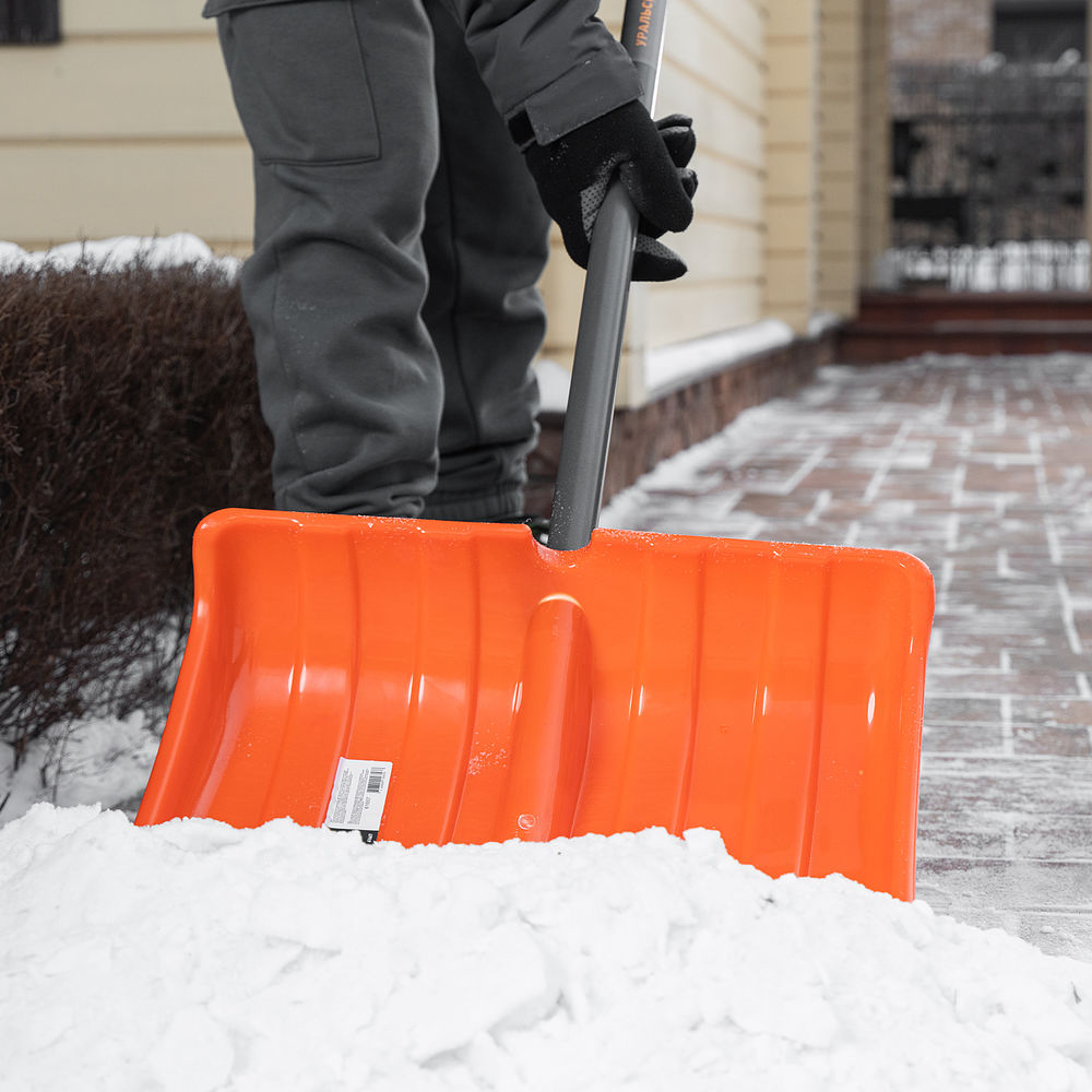 Лопата для уборки снега пластиковая, 490х370х1350 мм, стальной черенок, усиленная Сибртех (61667)